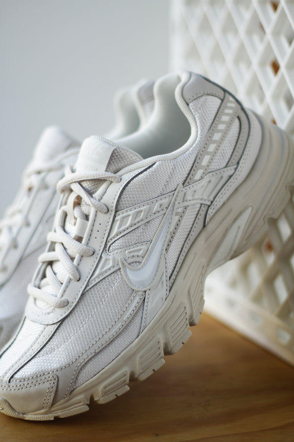 W NIKE INITIATOR "LT OREWOOD BRN/SAIL-PHANTOM"