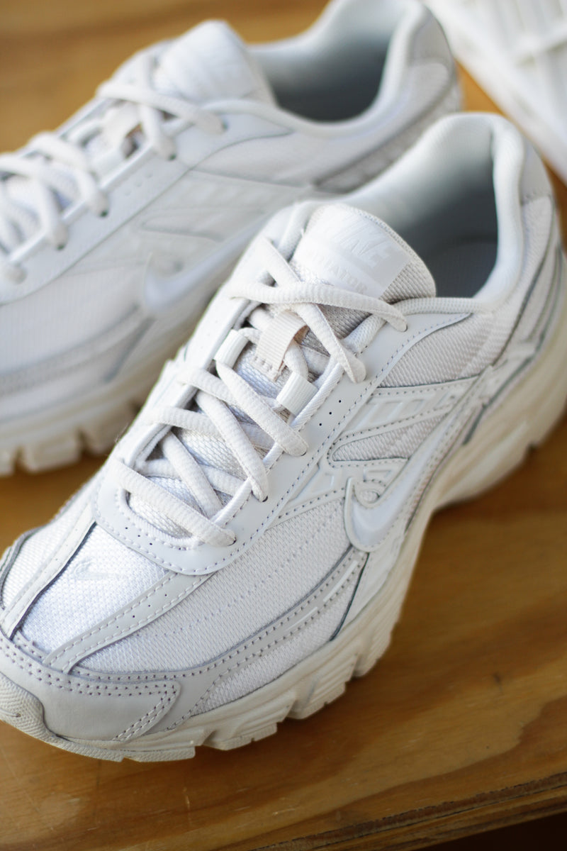 W NIKE INITIATOR "LT OREWOOD BRN/SAIL-PHANTOM"