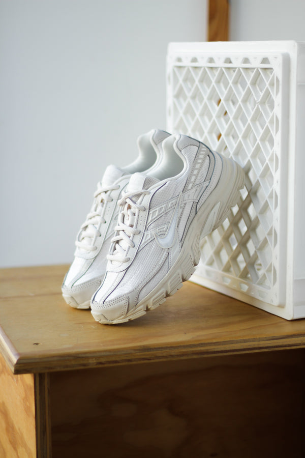 W NIKE INITIATOR "LT OREWOOD BRN/SAIL-PHANTOM"