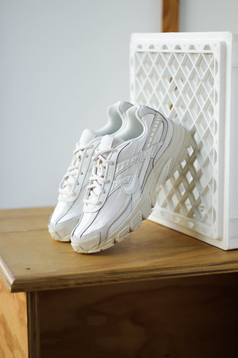 W NIKE INITIATOR "LT OREWOOD BRN/SAIL-PHANTOM"