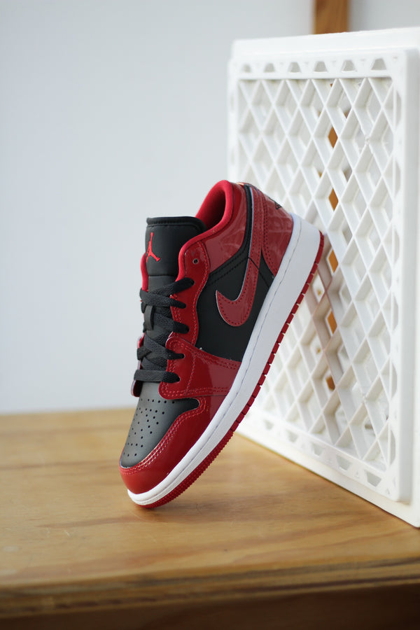 AIR JORDAN 1 LOW SE (GS) "BLACK/VARSITY RED-WHITE"