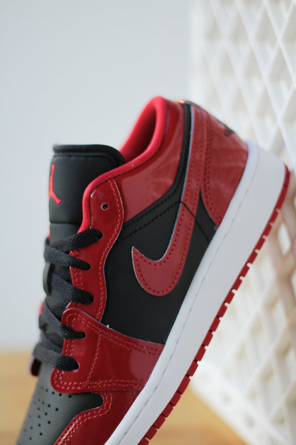 AIR JORDAN 1 LOW SE (GS) "BLACK/VARSITY RED-WHITE"