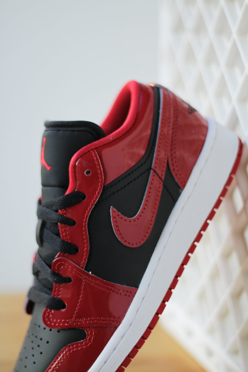 AIR JORDAN 1 LOW SE (GS) "BLACK/VARSITY RED-WHITE"