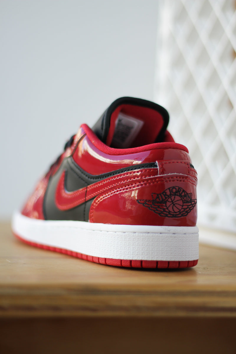 AIR JORDAN 1 LOW SE (GS) "BLACK/VARSITY RED-WHITE"