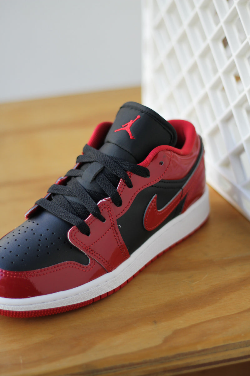 AIR JORDAN 1 LOW SE (GS) "BLACK/VARSITY RED-WHITE"