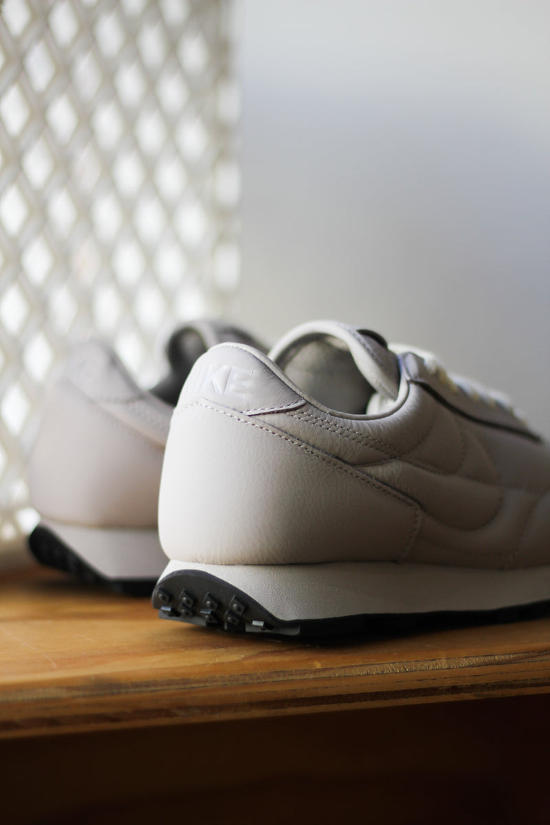 NIKE DBREAK SP "ANTHRACITE/ANTHRACITE-BLACK-COCONUT MILK"