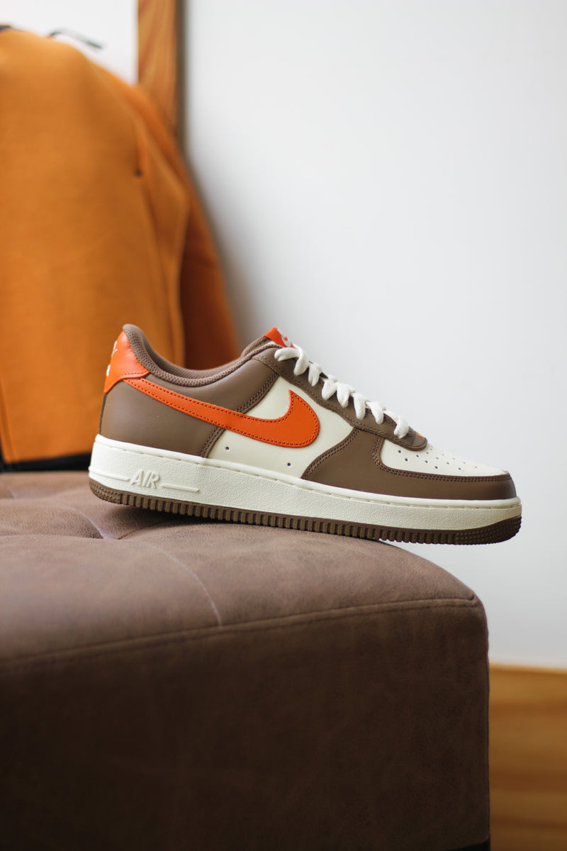 NIKE AIR FORCE 1 '07 "MOSSWOOD BROWN/CAMPFIRE ORANGE"