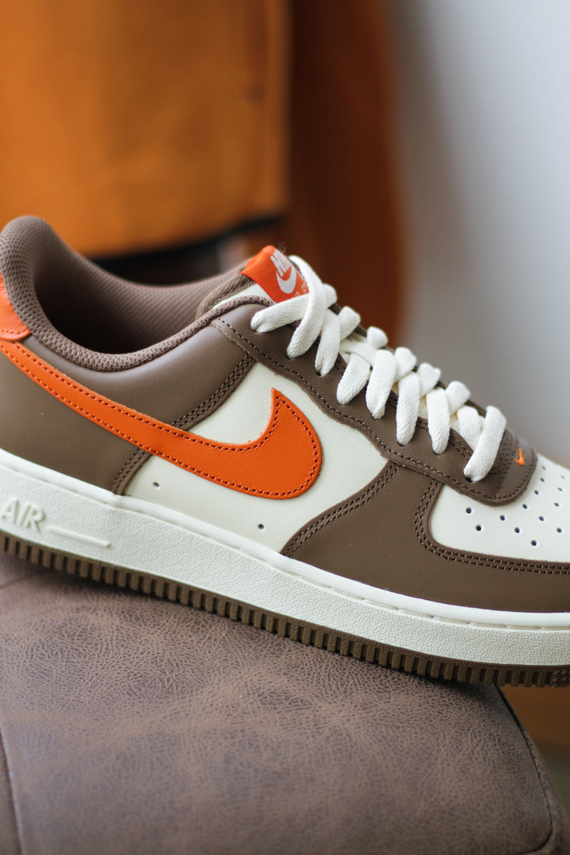 NIKE AIR FORCE 1 '07 "MOSSWOOD BROWN/CAMPFIRE ORANGE"