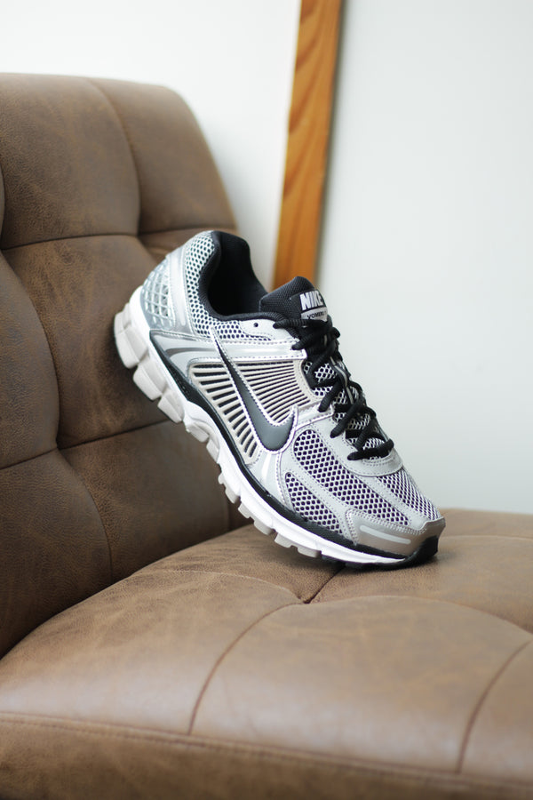 NIKE ZOOM VOMERO 5 "METALLIC SILVER/BLACK-COLLEGE GREY"