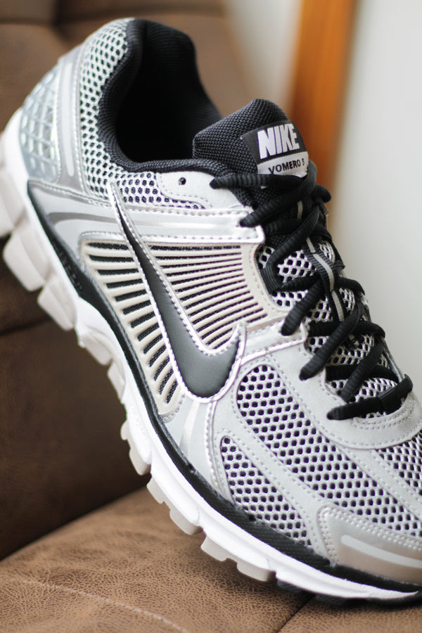 NIKE ZOOM VOMERO 5 "METALLIC SILVER/BLACK-COLLEGE GREY"