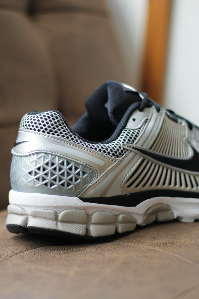 NIKE ZOOM VOMERO 5 "METALLIC SILVER/BLACK-COLLEGE GREY"