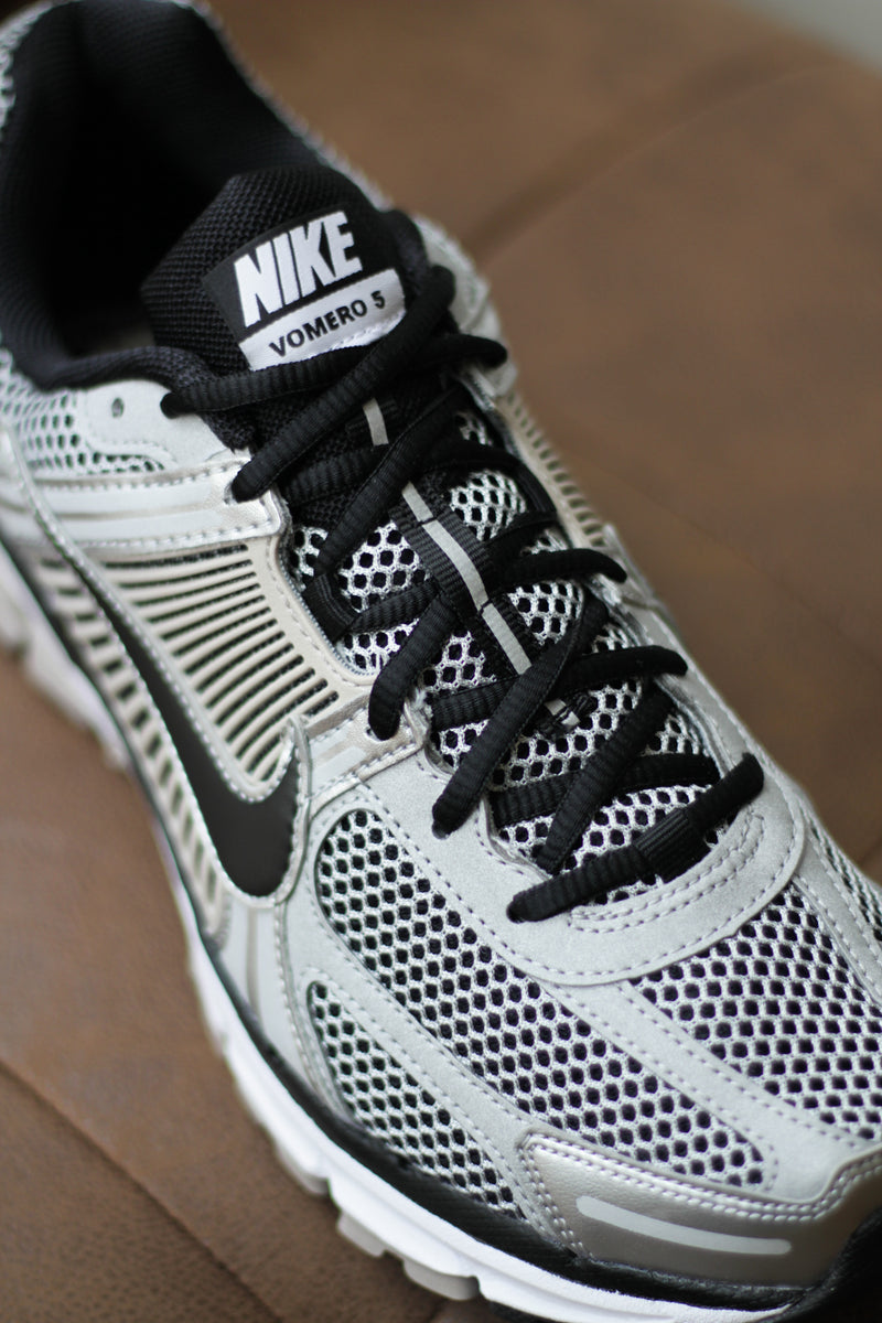 NIKE ZOOM VOMERO 5 "METALLIC SILVER/BLACK-COLLEGE GREY"