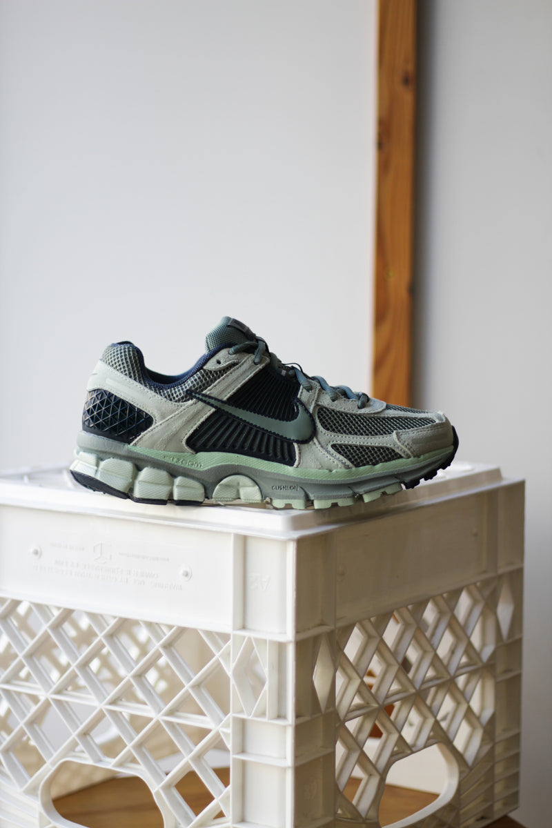 NIKE ZOOM VOMERO 5 "SEAFOAM/CLAY GREEN-ARMORY NAVY"