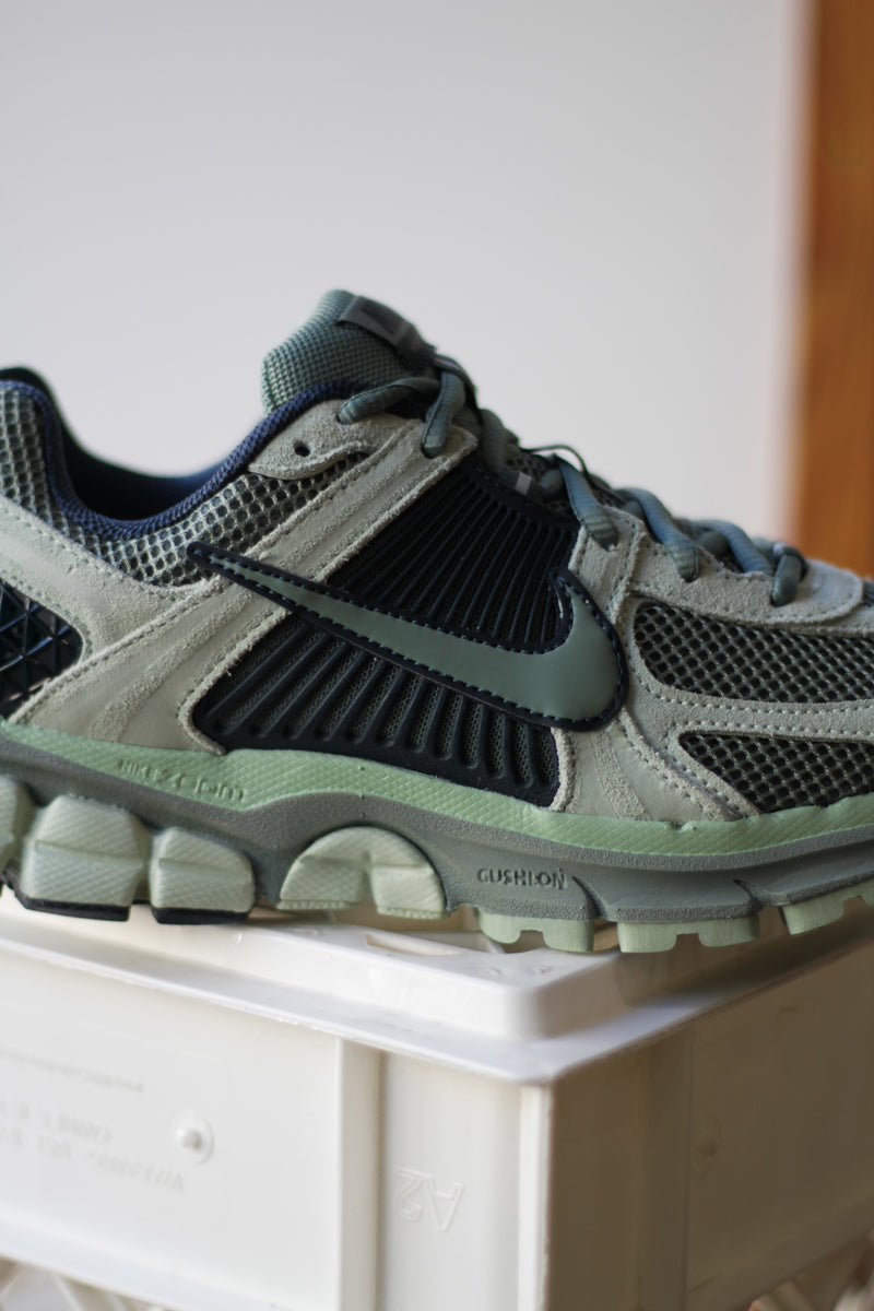 NIKE ZOOM VOMERO 5 "SEAFOAM/CLAY GREEN-ARMORY NAVY"