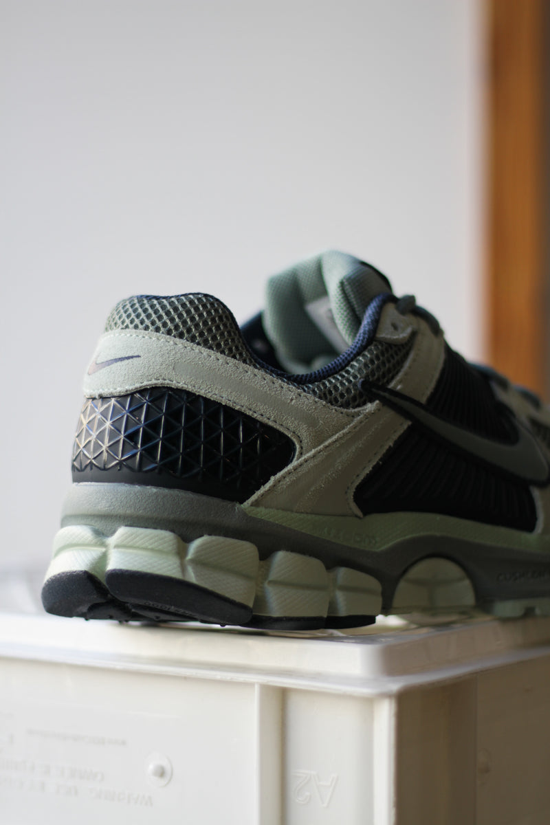 NIKE ZOOM VOMERO 5 "SEAFOAM/CLAY GREEN-ARMORY NAVY"