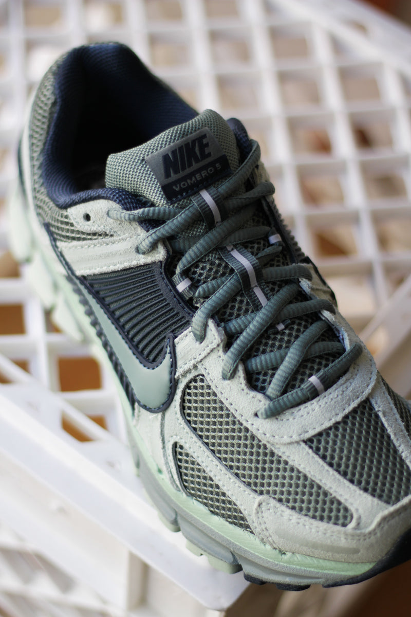 NIKE ZOOM VOMERO 5 "SEAFOAM/CLAY GREEN-ARMORY NAVY"