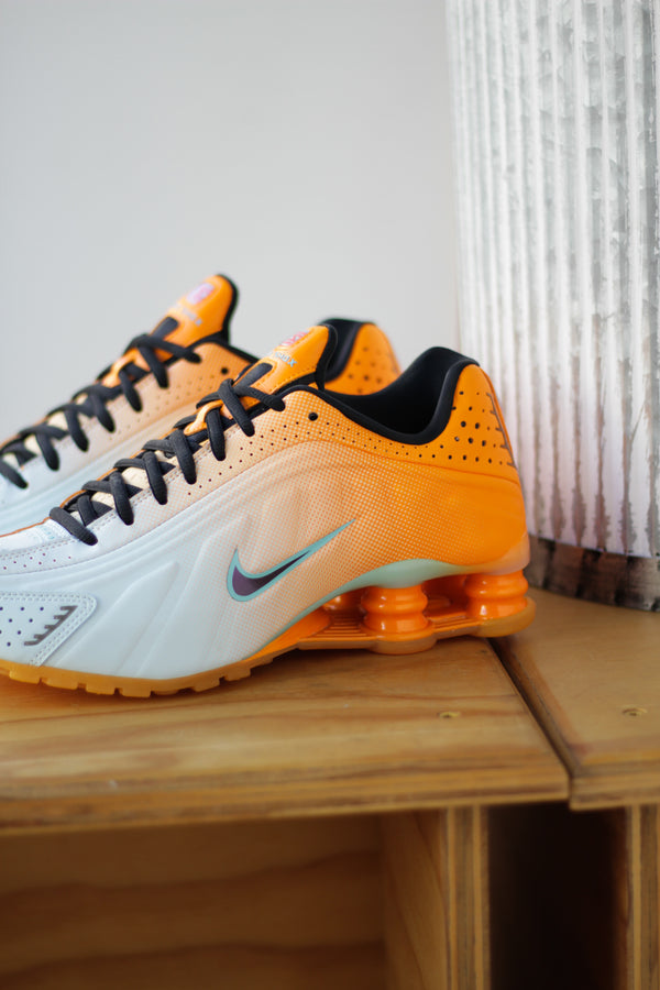 W NIKE SHOX R4 "VIVID ORANGE/BLACK-GLACIER BLUE"