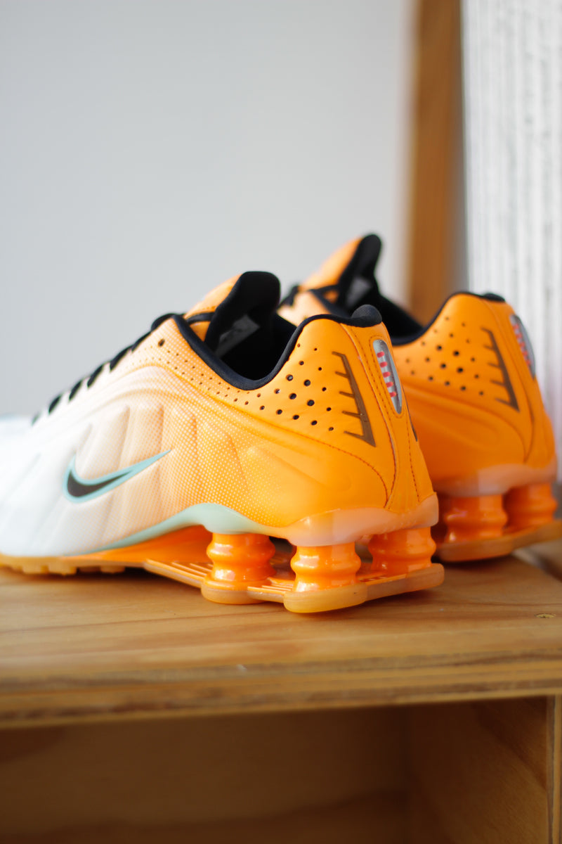 W NIKE SHOX R4 "VIVID ORANGE/BLACK-GLACIER BLUE"