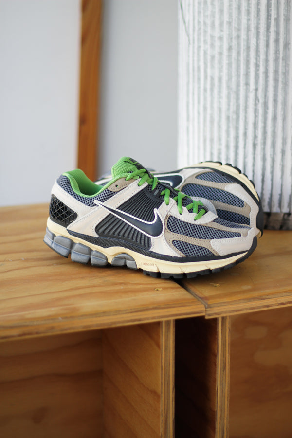 NIKE ZOOM VOMERO 5 "PALE IVORY/OFF NOIR-SMOKE GREY"