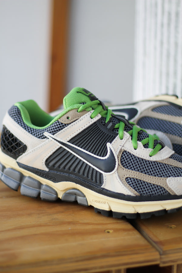 NIKE ZOOM VOMERO 5 "PALE IVORY/OFF NOIR-SMOKE GREY"