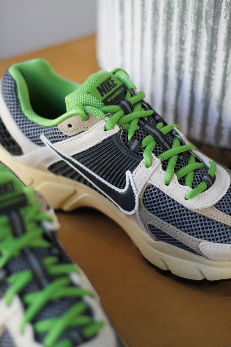 NIKE ZOOM VOMERO 5 "PALE IVORY/OFF NOIR-SMOKE GREY"