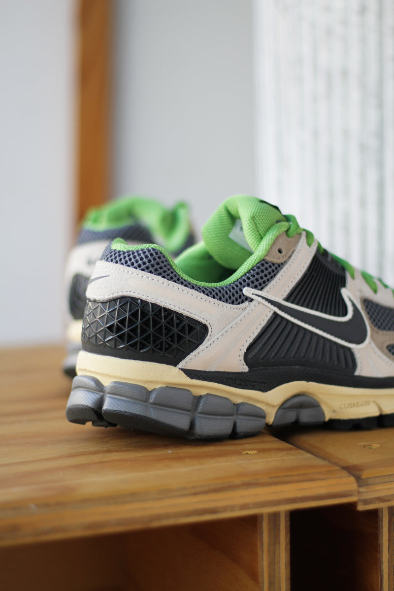NIKE ZOOM VOMERO 5 "PALE IVORY/OFF NOIR-SMOKE GREY"