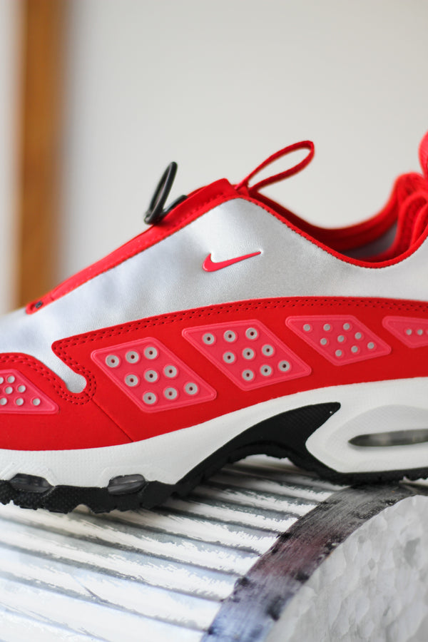 W NIKE AIR MAX SNDR "SILVER/UNIVERSITY RED-FUSION RED"