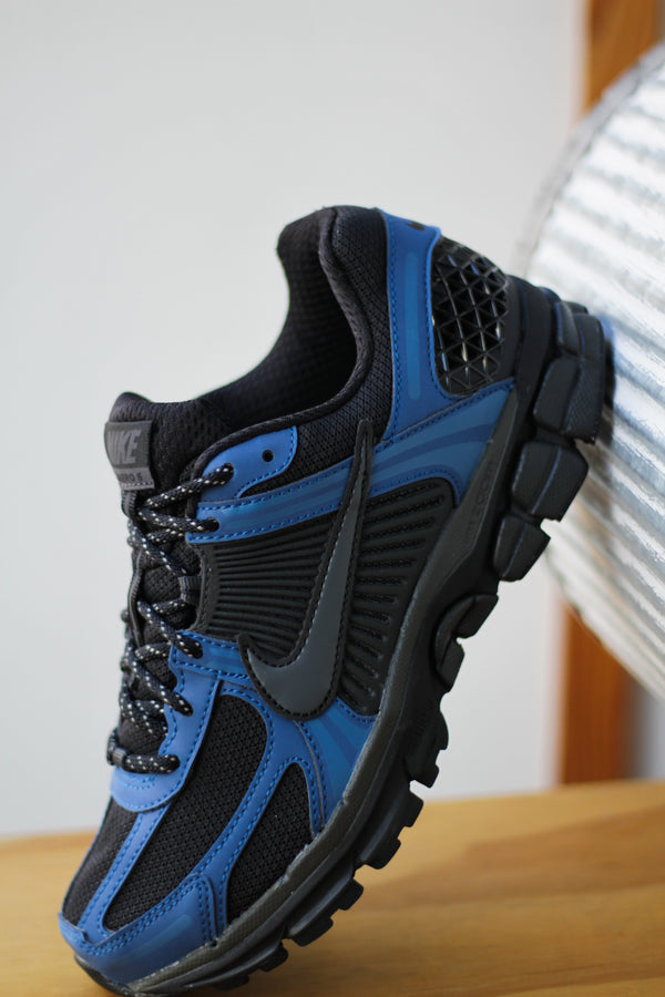 NIKE ZOOM VOMERO 5 SE "BLACK/BLACK-COURT BLUE-ANTHRACITE"