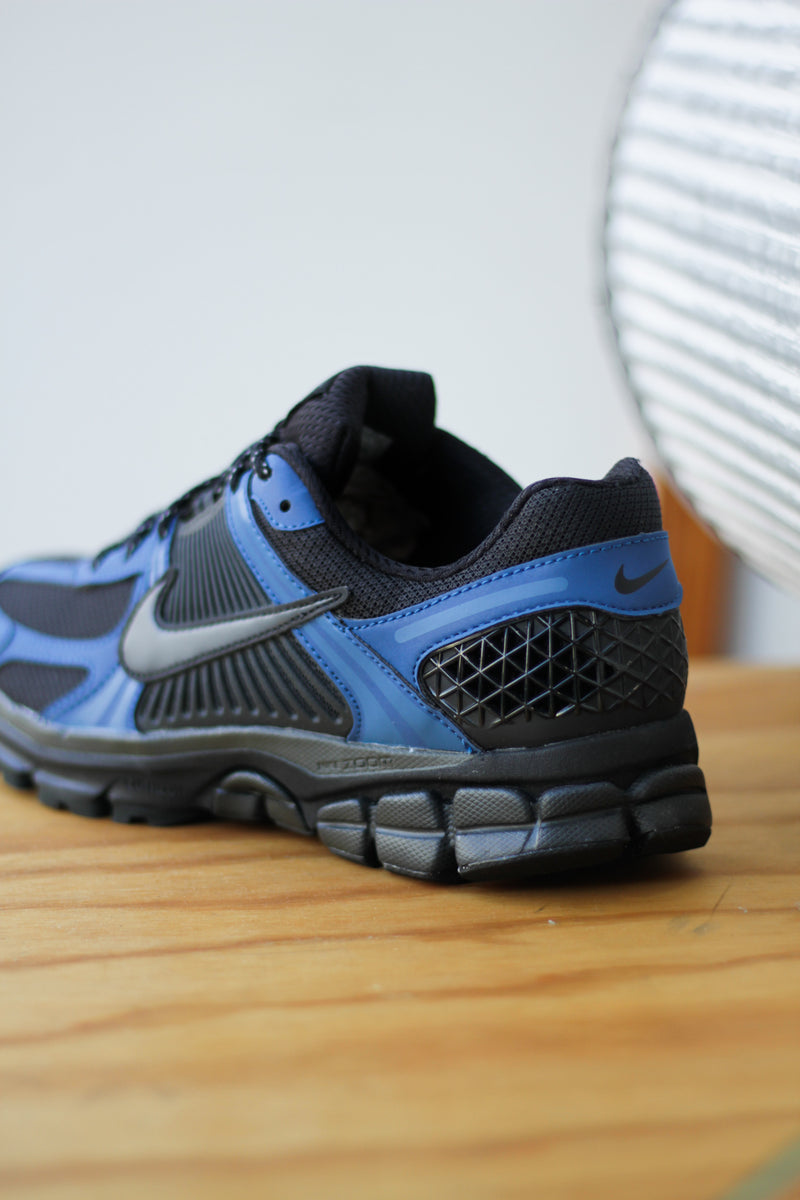 NIKE ZOOM VOMERO 5 SE "BLACK/BLACK-COURT BLUE-ANTHRACITE"