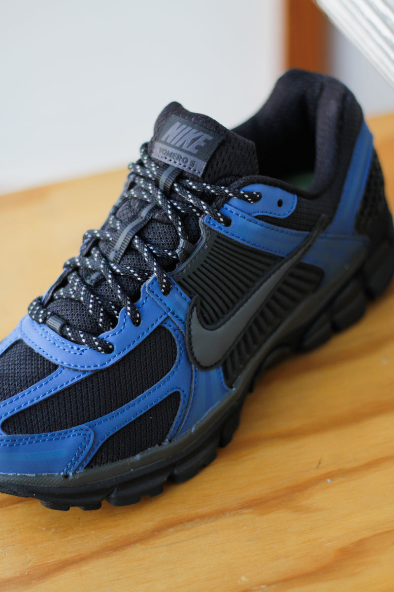 NIKE ZOOM VOMERO 5 SE "BLACK/BLACK-COURT BLUE-ANTHRACITE"