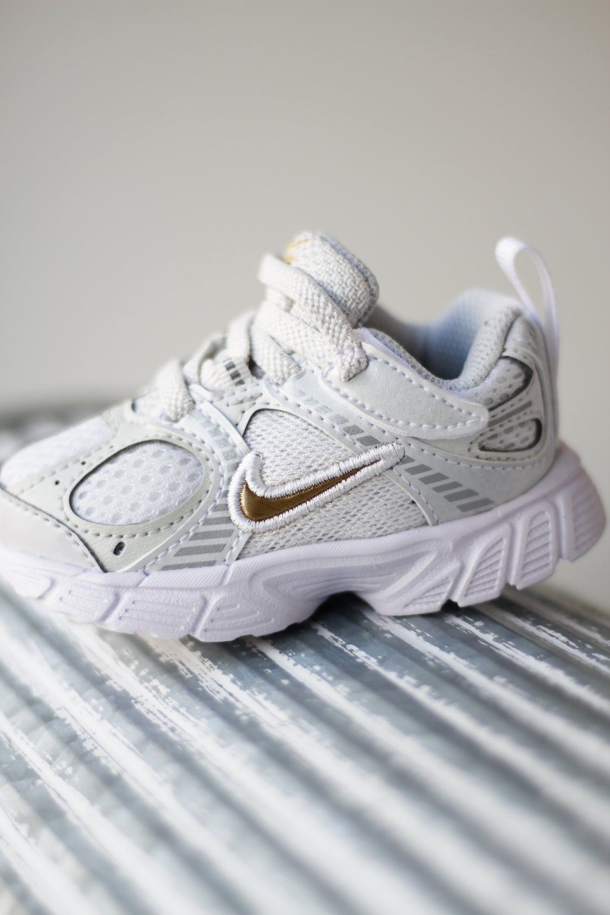 Nike men’s v5 RNR silver and Gold Sneakers Nike V5 RNR – DTLR main image 2