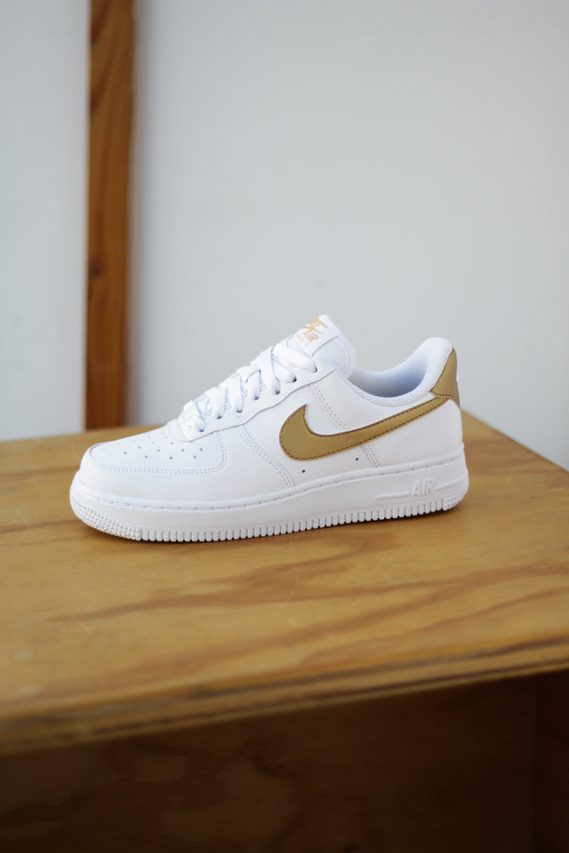 W NIKE AIR FORCE 1 '07 NN "WHITE/METALLIC GOLD"