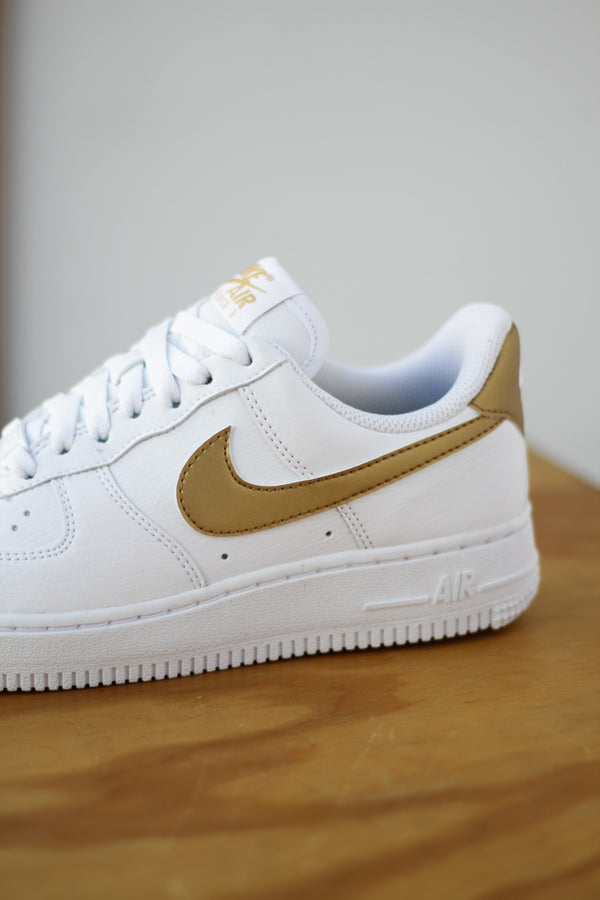 W NIKE AIR FORCE 1 '07 NN "WHITE/METALLIC GOLD"