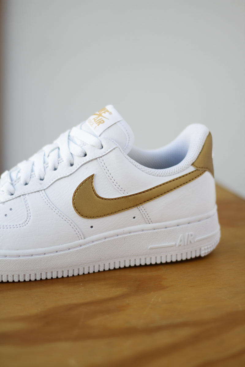 W NIKE AIR FORCE 1 '07 NN "WHITE/METALLIC GOLD"