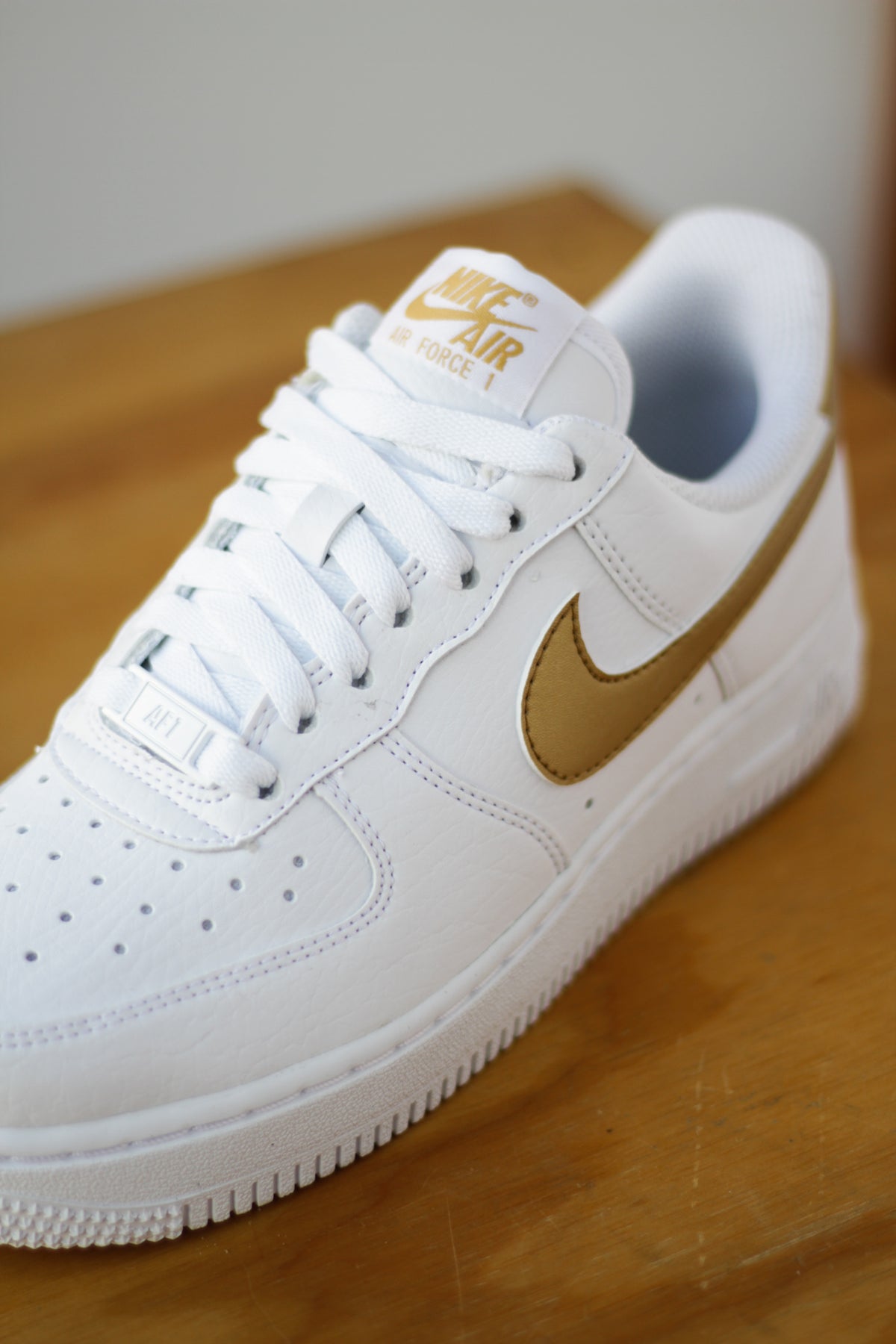 NIKE Nike エアフォース1 ローカットホワイト ゴールド W NIKE AIR FORCE 1 '07 NN 
