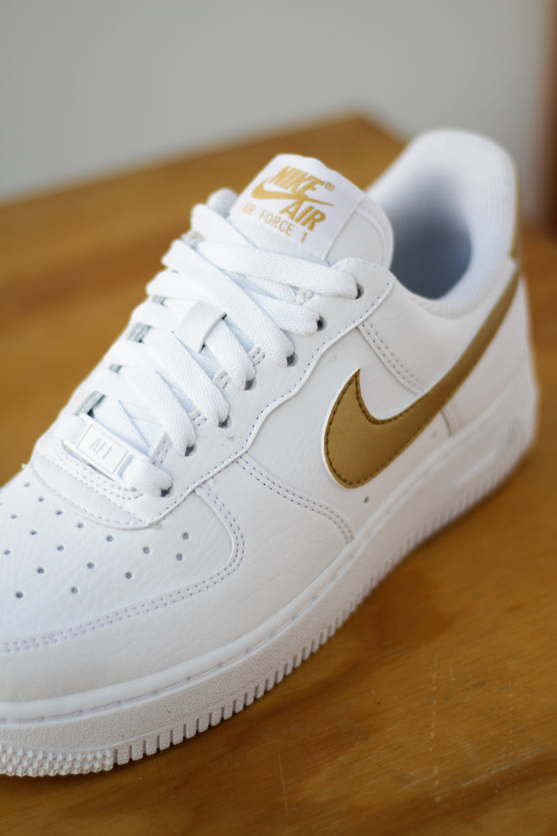 W NIKE AIR FORCE 1 '07 NN "WHITE/METALLIC GOLD"