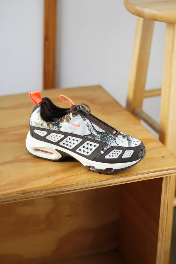 W NIKE AIR MAX SNDR "LT OREWOOD BRN/HYPER CRIMSON"