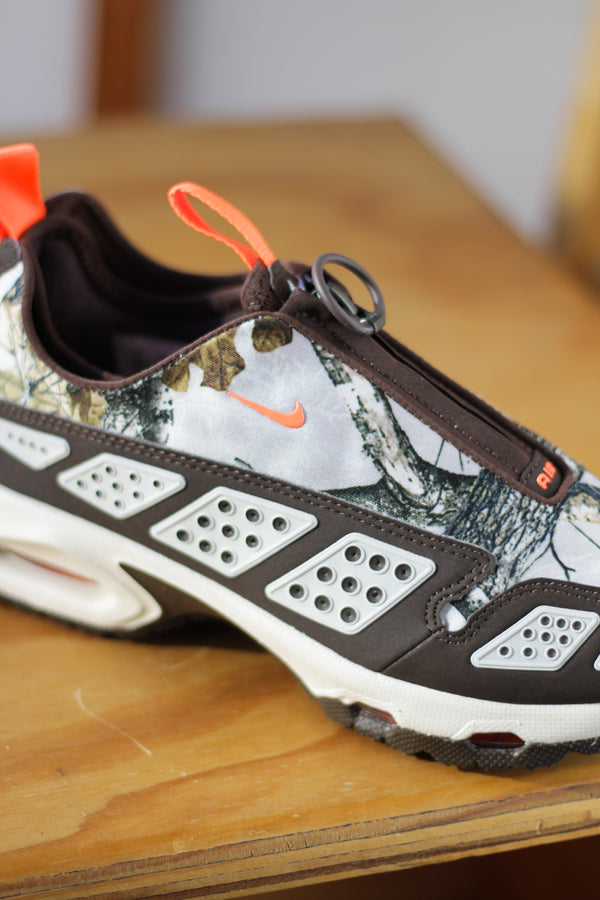 W NIKE AIR MAX SNDR "LT OREWOOD BRN/HYPER CRIMSON"