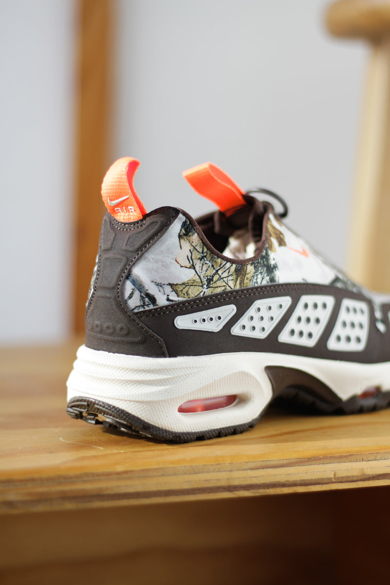 W NIKE AIR MAX SNDR "LT OREWOOD BRN/HYPER CRIMSON"