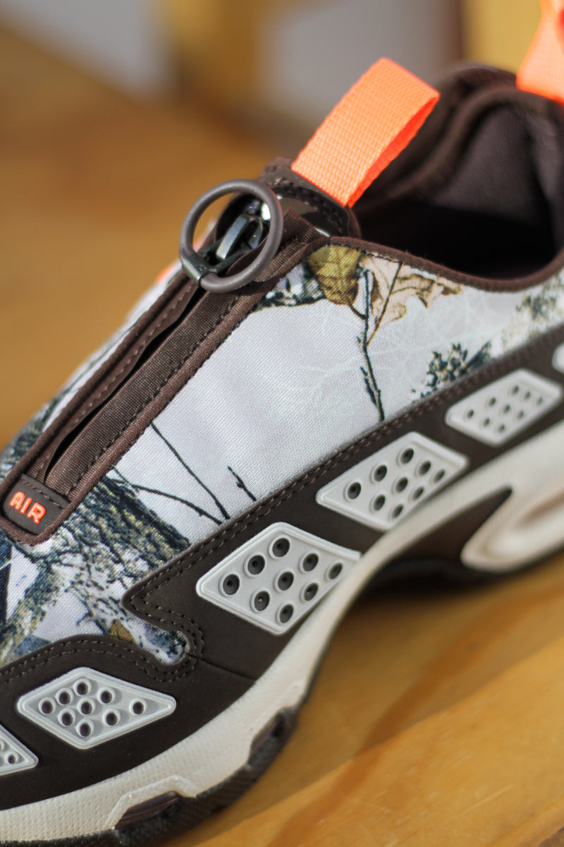 W NIKE AIR MAX SNDR "LT OREWOOD BRN/HYPER CRIMSON"