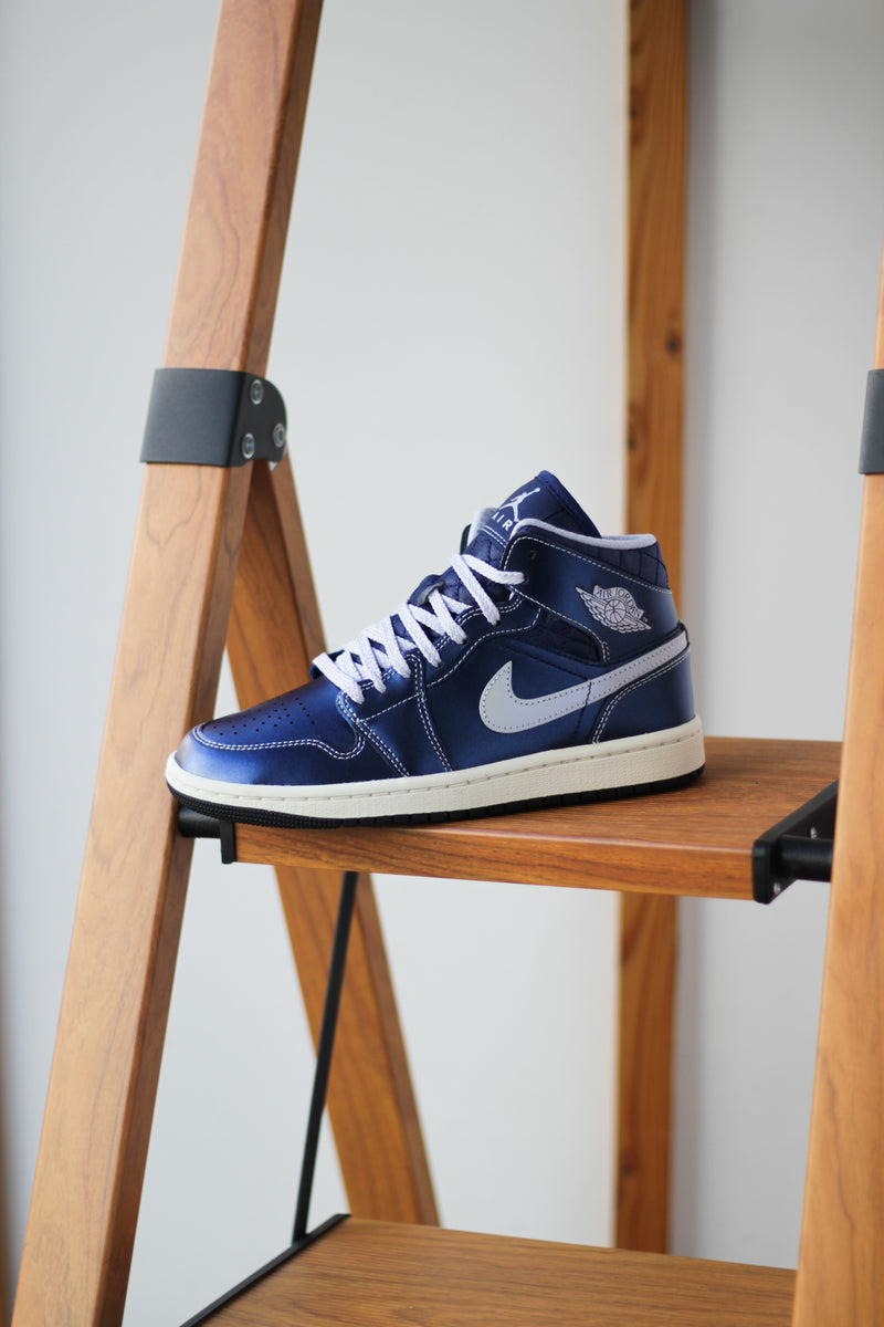 W AIR JORDAN 1 MID SE "BLACK/GHOST-COCONUT MILK-HOT LAVA"