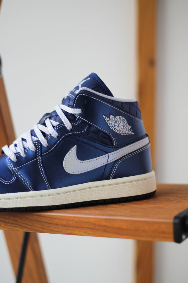 W AIR JORDAN 1 MID SE "BLACK/GHOST-COCONUT MILK-HOT LAVA"