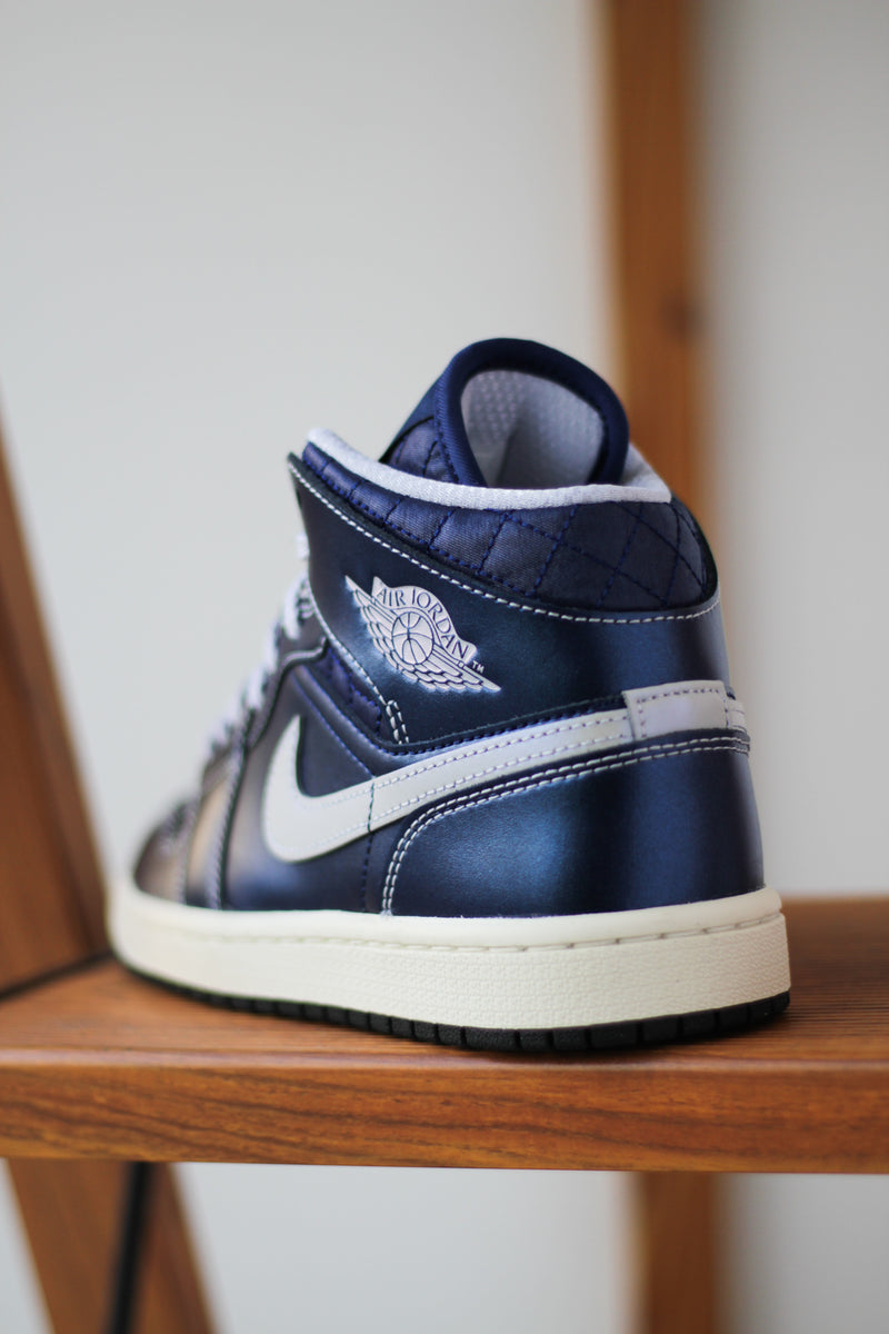 W AIR JORDAN 1 MID SE "BLACK/GHOST-COCONUT MILK-HOT LAVA"