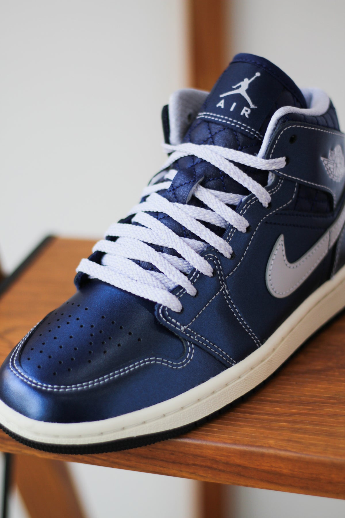 W AIR JORDAN 1 MID SE 