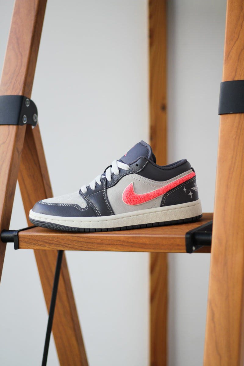 W AIR JORDAN 1 LOW "LT GRAPHITE/SAIL-HOT PUNCH-MUSLIN"