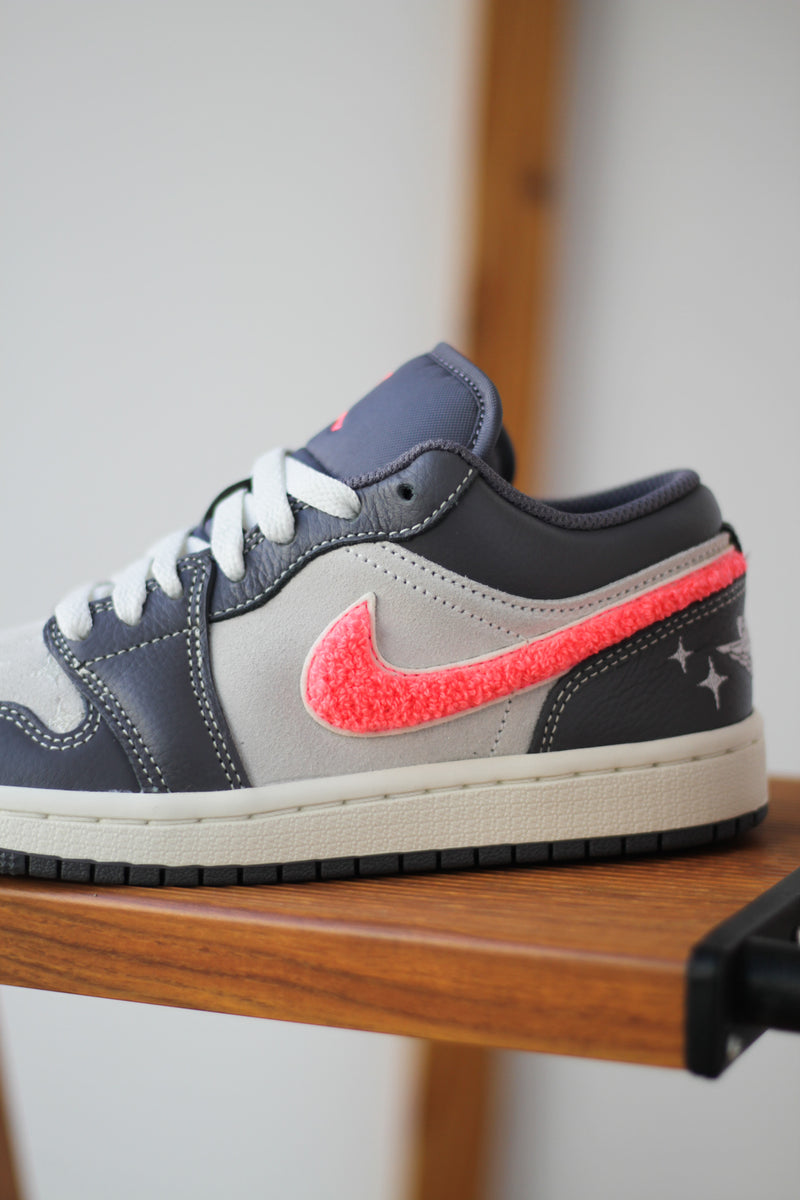 W AIR JORDAN 1 LOW "LT GRAPHITE/SAIL-HOT PUNCH-MUSLIN"