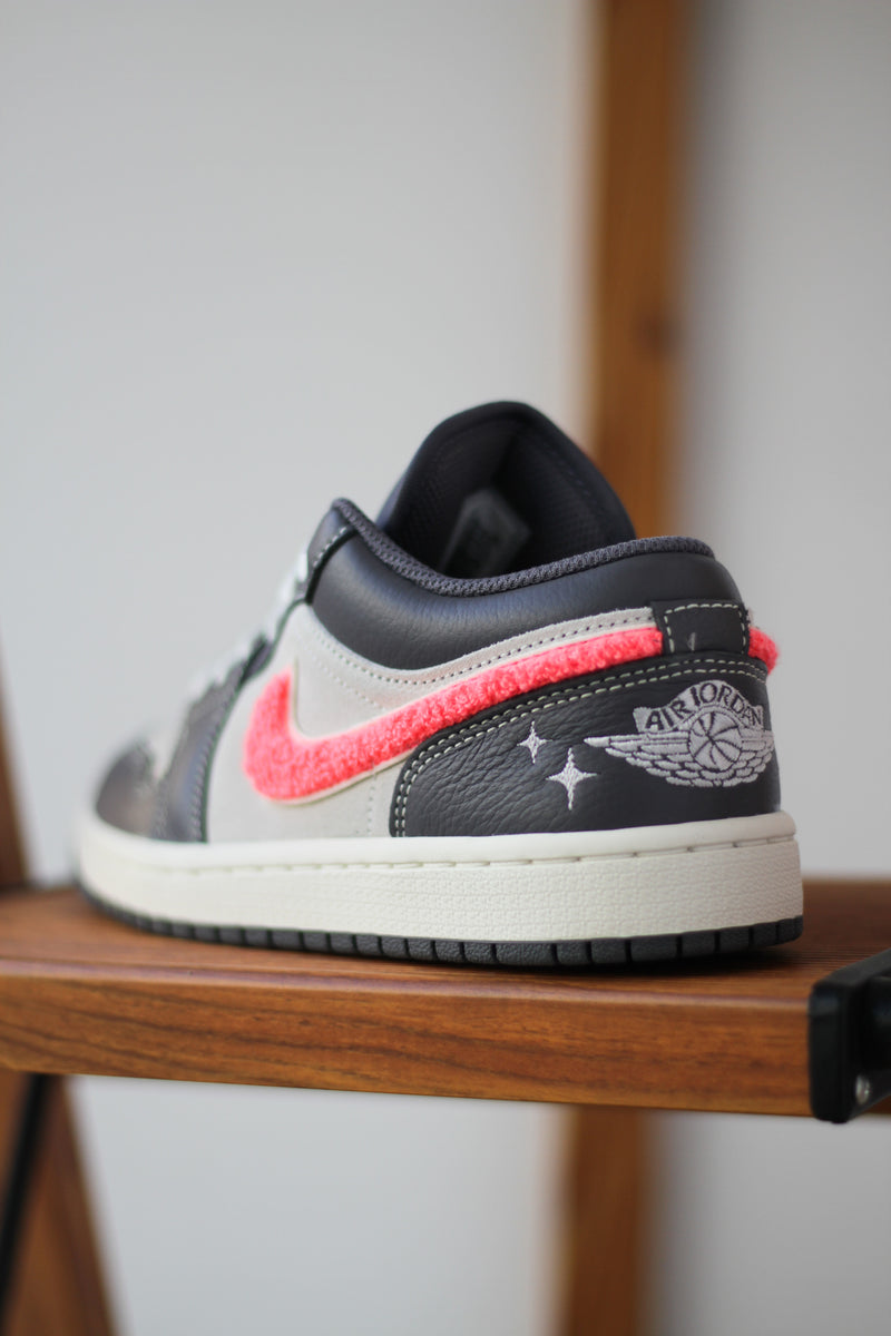 W AIR JORDAN 1 LOW "LT GRAPHITE/SAIL-HOT PUNCH-MUSLIN"