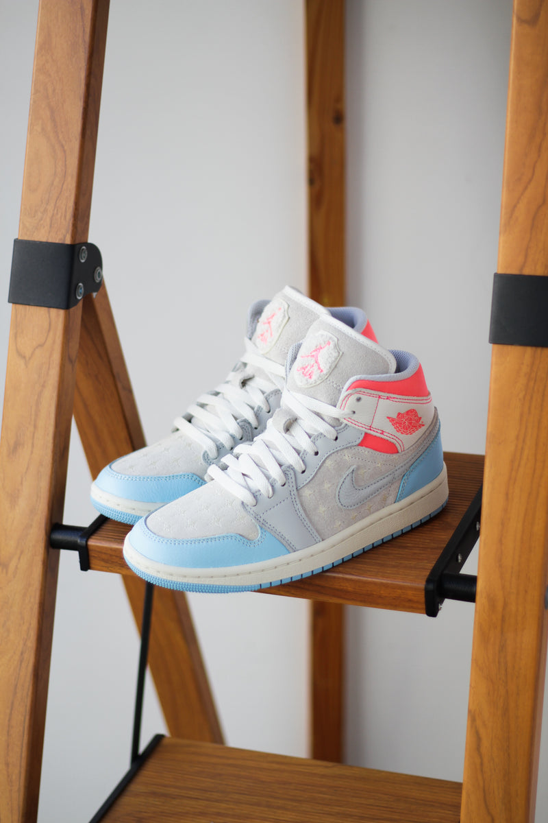 W AIR JORDAN 1 MID "SAIL/BLUE CHILL-HOT LAVA-MUSLIN"