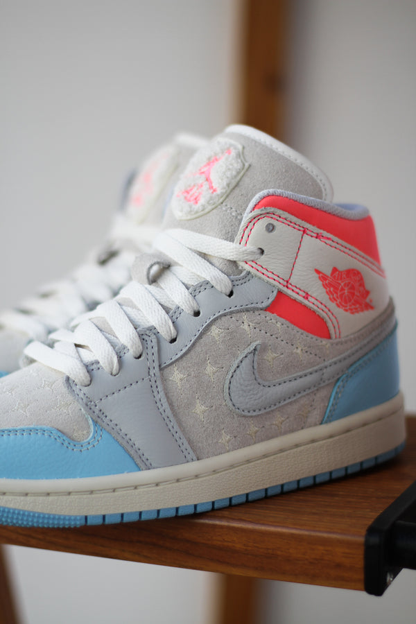 W AIR JORDAN 1 MID "SAIL/BLUE CHILL-HOT LAVA-MUSLIN"