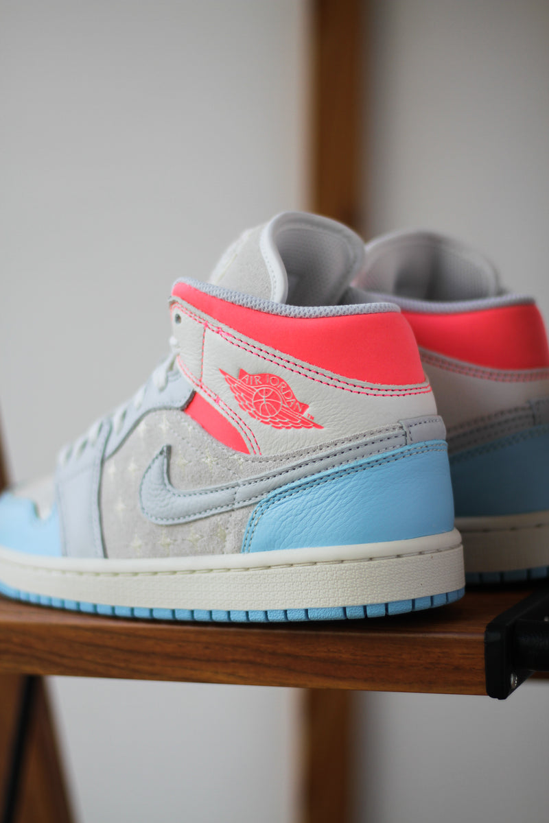 W AIR JORDAN 1 MID "SAIL/BLUE CHILL-HOT LAVA-MUSLIN"
